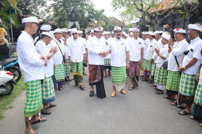 RITUAL SUCI: Penglingsir Puri Ageng Mengwi sekaligus Prawartaka Karya Anak Agung Gde Agung dan Wagub Bali Cok Ace dalam prosesi Pecaruan Kelud serangkaian Karya Ngenteg Linggih Mupuk Pedagingan Mapedususan Alit, Medasar Caru Panca Kelud ring Pura Luhur Ra