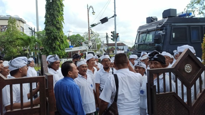 Tampak ratusan warga mendatangi pengadilan memberikan dukungan terhadap tergugat. (ist)
