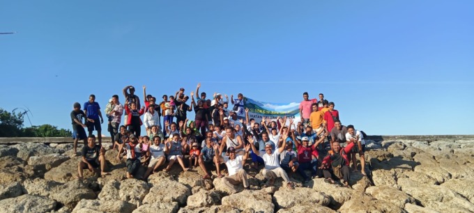 SEGARA KERTHI: Anggota IKB Feto Mone Kabupaten Kupang Daerah Bali kompak menggelar aksi bersih-bersih pantai, Sabtu, 20 Mei 2023. (RADAR BALI PHOTO) 