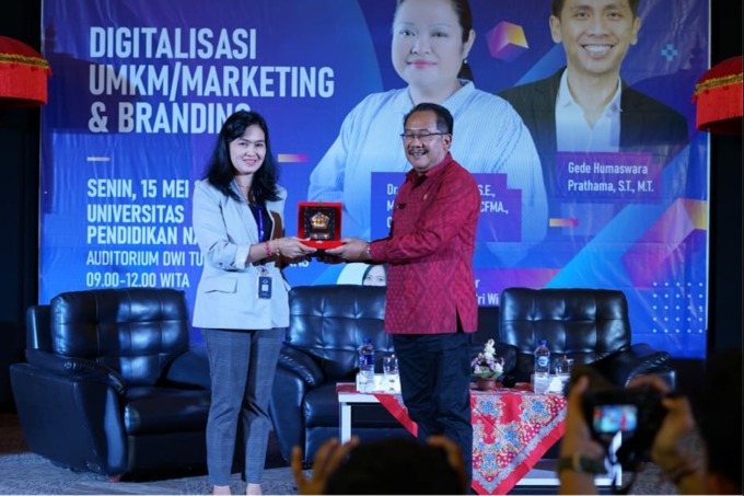 DIGITAL: Kadiskominfo Bali Gede Praman dan Ni Wayan Widhiasthini akademisi Undiknas. (RADAR BALI PHOTO) 
