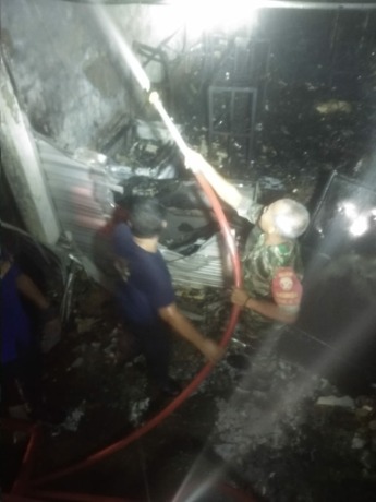 Proses pemadaman api oleh petugas Damkar. (ist)