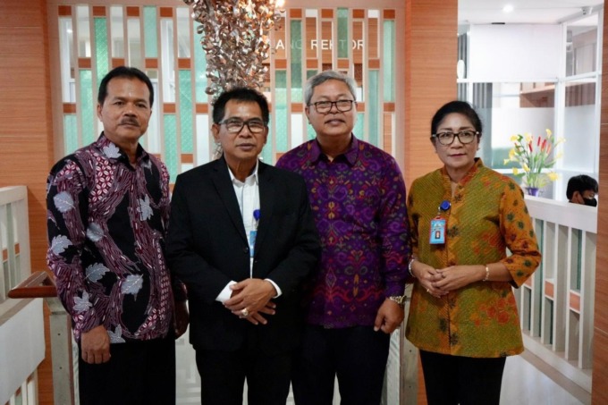 WUJUDKAN SDM BERKUALITAS: Rektor Unwar Prof. Dr. Ir. I Gde Suranaya Pandit, MP (2 dari kiri) perdana melepas wisudawan, Sabtu (27/5) hari ini. (Ni Kadek Novi Febriani/Radar Bali) 