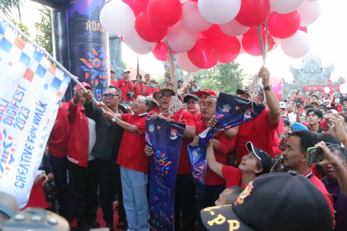 PENUH SESAK: Suasana Creative Fun Walk Road to Bali Digifest II yang dihadiri oleh Gubernur Bali Wayan Koster, Minggu (28/5/2023).(Humas Prokompim Tabanan For Radar Bali) 