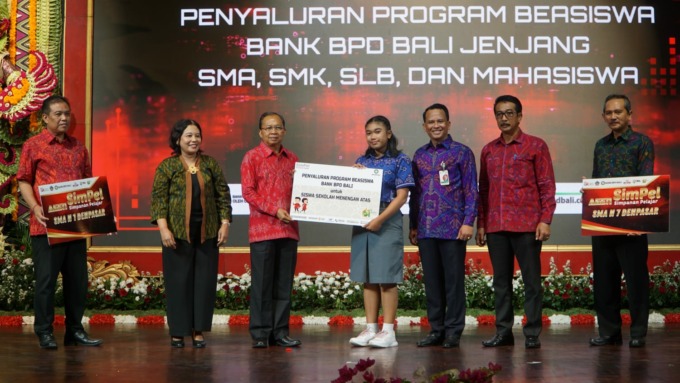 SDM UNGGUL: Gubernur Bali Wayan Koster luncurkan Simpel Bank BPD Bali bersama Direktur Utama Bank BPD Bali, I Nyoman Sudharma, Jumat (27/5/2023). (RADAR BALI PHOTO) 
