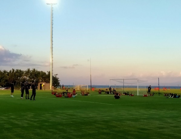 Pemain dan pelatih Bali United adaptasi lapangan baru di training center Pantai Purnama, Gianyar. (Foto I Wayan Widyantara)