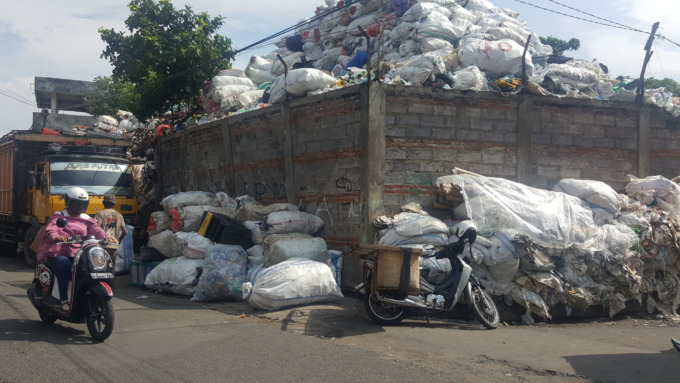 Tumpukan barang rongsokan menggunung di salah satu gudang yang ada di Jalan Pattimura. Gudang di Kelurahan Kampung Anyar itu dikeluhkan warga, karena memakan trotoar hingga badan jalan. (DOK. RADAR BALI)