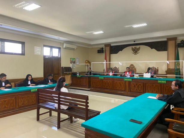 Suasana sidang pembacaan vonis perkara pelanggaran yang dilakukan terdakwa Komang Nunuk Sulasih di PN Singaraja, Rabu (17/5) kemarin. (ist)