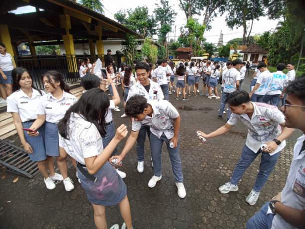 RAWAN KEKERASAN: Sejumlah siswa melakukan aksi corat-coret seragam sekolah saat usai pengumuman kelulusan sekolah level SMA. Sebagian melakukan konvoi. Foto: Adrian Suwanto/Radar Bali