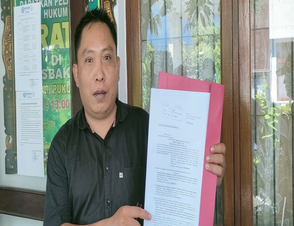 Kuasa hukum pelapor I Gede Rai, I Gusti Putu Adi Kusuma Jaya memberikan penjelasan terkait kasus yang menimpa kliennya. Ia mendapingi kliennya melapor ke Polda Bali, kemarin.
