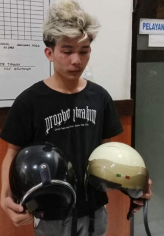 Pelaku pencurian helm di areal parkir GOR Bhuana Patra Singaraja, babak belur diamuk massa. (ist)
