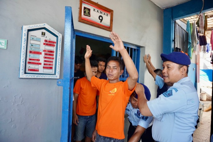 Petugas Lapas Singaraja menggeledah warga binaan, mengantisipasi masuknya barang-barang terlarang. (ist)