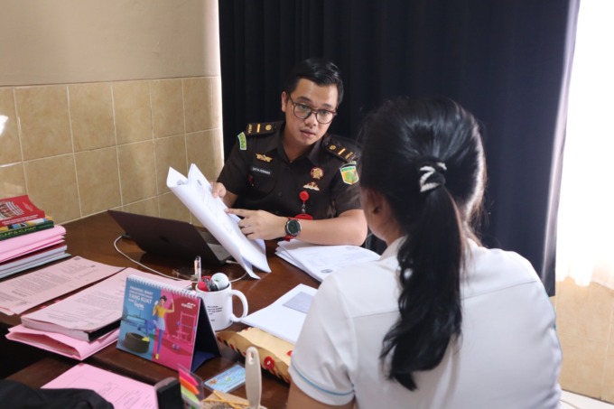 PEMERIKSAAN LANJUTAN: Pemeriksaan terkait pengelolaan dana pendidikan SMKN 1 Klungkung di Kejari Klungkung, Jumat (26/5/2023). (Humas Kejari Klungkung) 