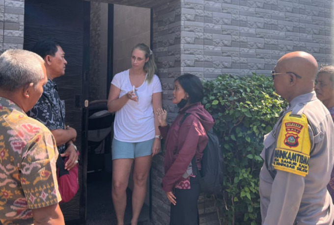 PENGWASAN: Tim monitoring yang dikomando KesbangPol Kota Denpasar saat melakukan menitoring keberadaan Warga Negara Asing (WNA) di kawasan wisata Sanur (23/5) lalu. Foto: Adrian Suwanto/Radar Bali