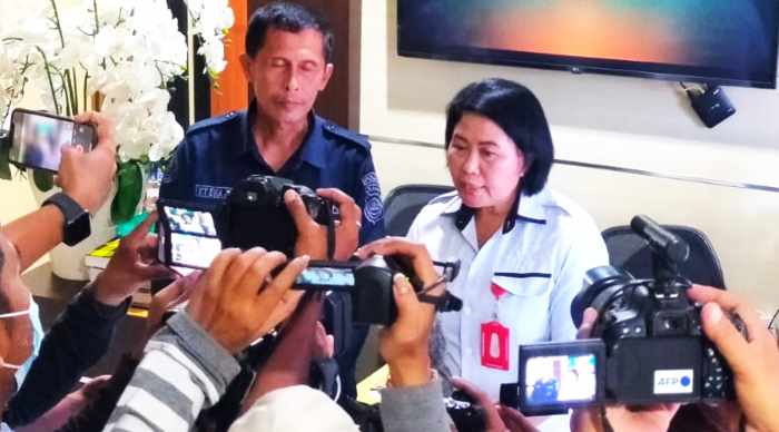 BEBERKAN HASIL TANGKAPAN  : Kanit 1 Subdit IV Ditreskrimum Polda Bali, Kompol Ni Wayan Sriani (kanan) memberikan keterangan terkait penangkapan  Gagnon di Bali. (foto:adrian suwanto/radar bali)