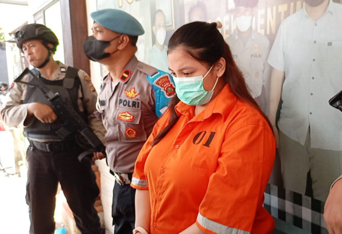 AKIBAT PERBUATAN: Polsek Denpasar Timur bekuk karyawati bernama Made Ayu Indiana Putri alias Ayu, saat digelandang polisi. Adrian Suwanto Radar Bali