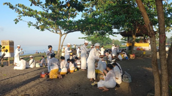 KESUCIAN: Ratusan pemangku melakukan ritual upacara penglukatan banyu pinaruh