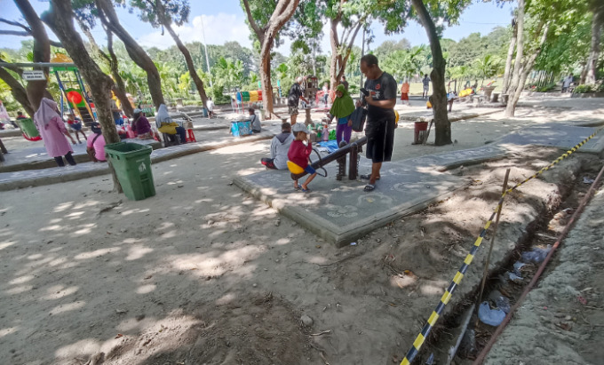 PAGAR PENGAMAN: Taman bermain di Lapangan Puputan belum ramah anak. Untuk Memenuhi ruang bermain ramah anak. Foto: Adrian Suwanto/Radar Bali