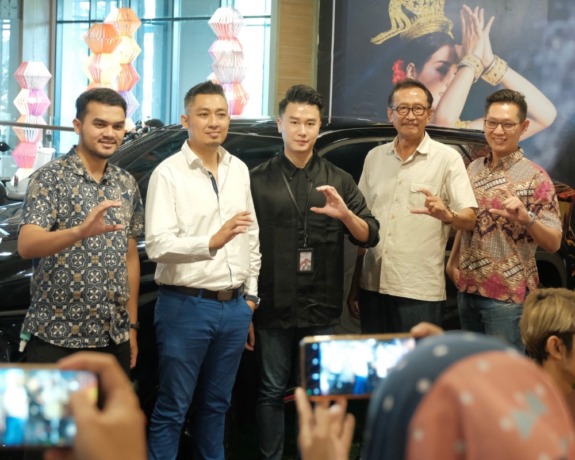 ELEGAN: Ken Sugijanto, Direktur ESUGI Corp (tengah) saat soft launching Chery Auto di Bali, Sabtu (13/5/2023). (Radar Bali Photo)