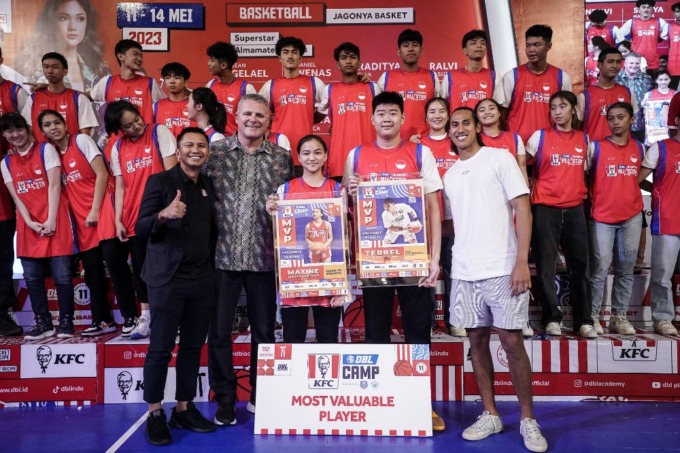 KE AMRIK: Founder sekaligus CEO DBL Indonesia, Azrul Ananda (kiri depan) bersama skuad elite KFC DBL Indonesia All-Star 2023, saat malam puncak KFC DBL Festival 2023 di Grand Atrium Kota Kasablanka, Jakarta, Minggu (14/5/2023). (DBL Indonesia untuk Radar
