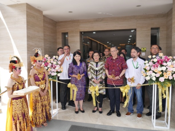 RESMI BEROPERASI: Potong Pita oleh DR. dr. Ivan Rizal Sini. Sp. OG Chairman BMHS (endek merah) bersama dr. Anak Agung Ayu Candrawati, M.Kes. (endek ungu) pada Grand Opening RSIA Bunda Denpasar, PT Bundamedik Tbk (BMHS, Bundamedik Healthcare System), Sabtu