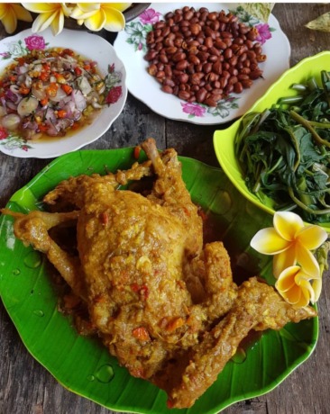 KHAS GILIMANUK: Ayam Betutu biasanya disajikan dengan nasi dan sayuran sebagai hidangan utama. (Instagram @resepayamenak)