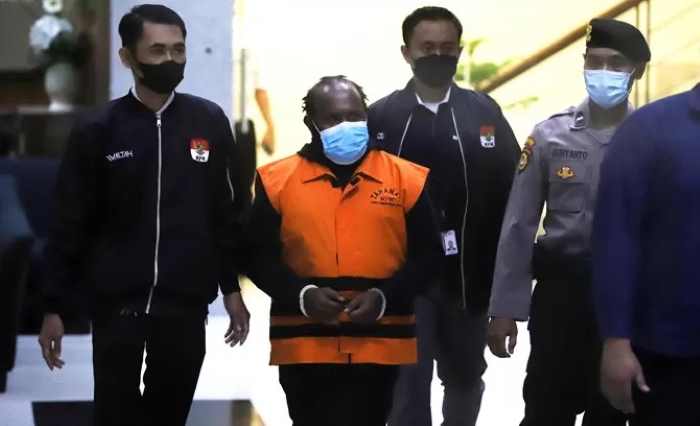 DUGAAN KORUPSI : Tersangka Bupati nonaktif Mamberamo Tengah Ricky Ham Pagawak (kedua kanan) dikawal petugas berjalan keluar menuju mobil tahanan, di Gedung Komisi Pemberantasan Korupsi (KPK), Jakarta, Senin (20/2/2023). Setelah ditangkap di Kabupaten Jaya