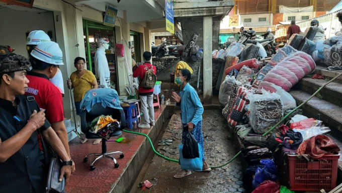 DATA ULANG: Kondisi sejumlah kios basement Blok C Pasar Umum Semarapura setelah kebanjiran, Rabu (26/4) lalu. Foto: Dewa Ayu Pitri Arisanti/Radar Bali