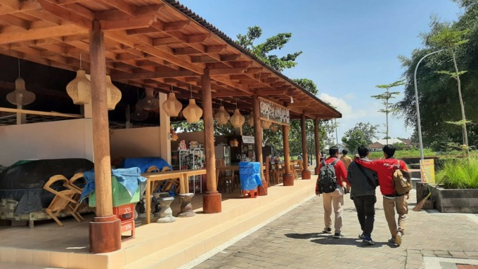 TERTATA RAPI TAPI PEMBELI SEPI : Plaza kuliner dan cenderamata Goa Lawah, Desa Pesinggahan, Kecamatan Dawan (dewa ayu pitri arisanti/radar bali)