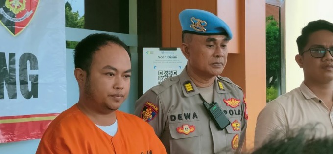 SIAP HADAPI HUKUMAN: Putu Agus Ariana (kiri), menjadi tersangka setelah melakukan dugaan tindak pidana pelecehan seksual pada mantan mahasiswanya. Dia mengaku siap menghadapi proses hukum. Foto: EKA PRASETYA/RADAR BALI