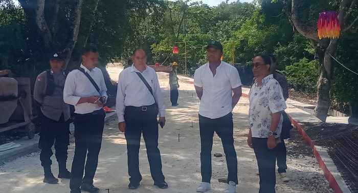 PANTAU LAPANGAN : Tim Pora yang melakukan sidak terhadap WNA di Banjar Nyanyi, Desa Beraban, Kediri, Tabanan.(foto:juliadi/radar bali)