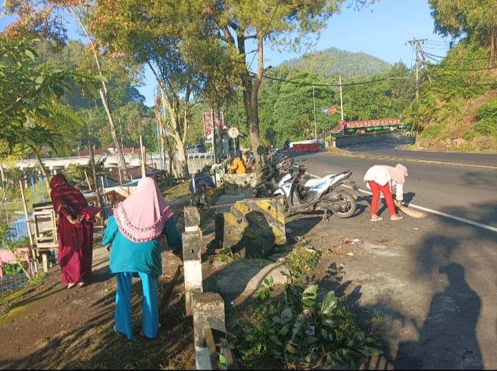 Pedagang kaki lima di sepanjang jalan obyek wisata Danau Beratan Bedugul, Desa Candikuning, Baturiti, Tabanan, saat  ditertibkan. (Foto/Juliadi)
