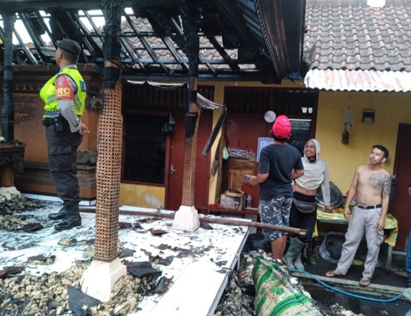 Kondisi bale seke enam milik I Made Sumantra yang terbakar di Banjar Dinas Samsaman Kelod, Desa. Kukuh, Kerambitan, Tabanan. (ist)