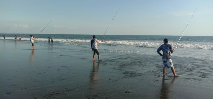 Wisata memancing di pinggir pantai Pantai Yeh Gangga, Desa Sudimara, Tabanan. (Foto/Juliadi)