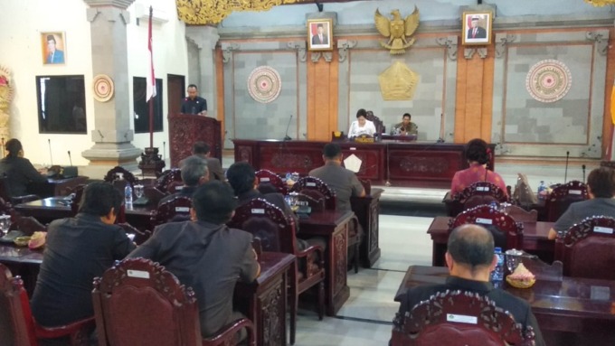 DPRD Tabanan menggelar rapat paripurna perihal perubahan nama Kota Tabanan menjadi Kota Singasana. (Foto/Juliadi)