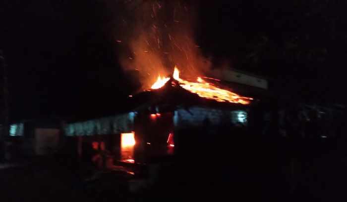 KERUGIAN BESAR : Kondisi kebakaran warung bakso milik I Wayan Parwata yang terbakar.(foto:istimewa)