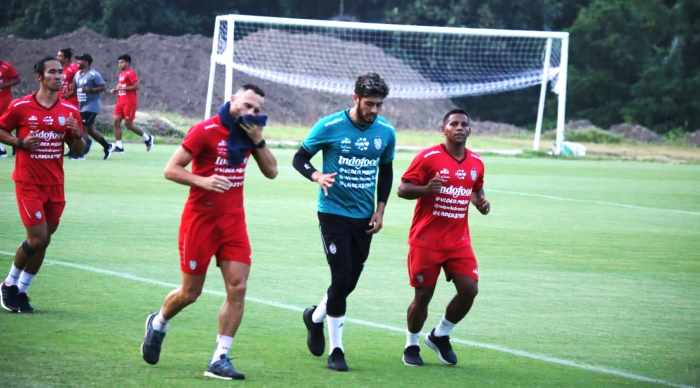 LANGSUNG IKUT  LATIHAN : Adilson Maringa (tengah) tampak enjoy menikmati hari pertama latihan bersama rekan setimnya. (foto: istimewa)