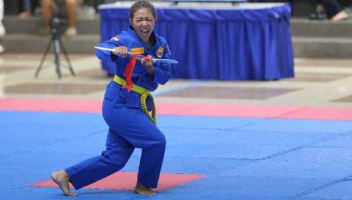 JAWARA SE-ASIA TENGGARA : Atlet bela diri Vovinam asal Tabanan, Ni Gusti Agung Manik Trisna Dewi Wetan yang menyabet dua medali emas dalam SEA Vovinam Championship 2023 di Kamboja.(foto:dok.radar bali)