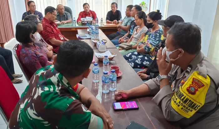 KASUS PEMALSUAN :  Suasana mediasi di Kantor Desa Bongan, Tabanan terkait soal pemalsuan surat akta kematian dilakukan oleh I Gusti Putu Wiarta Mas (foto:istimewa).