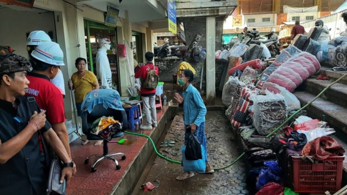 BANJIR BANDANG: Kondisi sejumlah kios basement Blok C Pasar Umum Semarapura setelah kebanjiran, Rabu (26/4). Foto: DEWA AYU PITRI ARISANTI