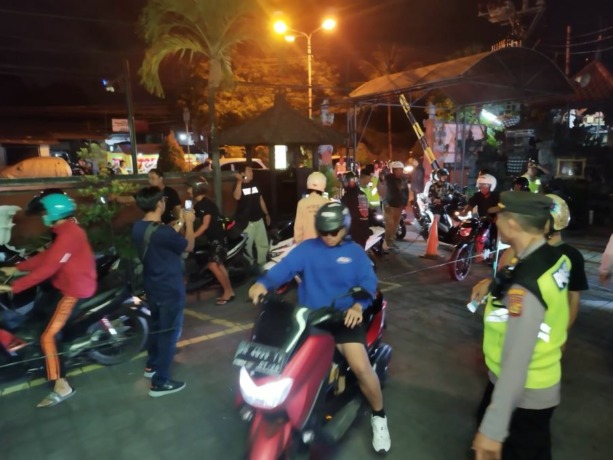 DICIDUK: Polsek Denpasar Selatan (Densel) saat razia rutin yang ditingkatkan (KRYD) cipta kondisi dengan menggelar Razia di depan Polsek Minggu 28 Mei 2023.