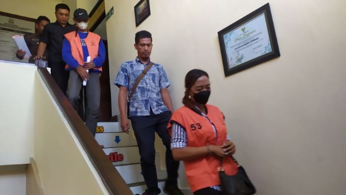 PENYIDIKAN: Dua tersangka saat akan ditahan Kejari Jembrana usai proses tahap dua dari penyidik Polres Jembrana kepada Kejari Jembrana. FOTO: M. BASIR/RADAR BALI