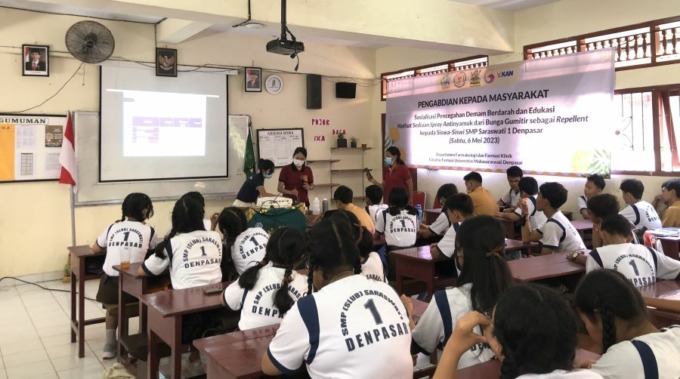 SOSIALISASI PENCEGAHAN: Suasana Sosialiasi  Demam Berdarah dan Edukasi Manfaat Sediaan Spray Antinyamuk dari Bunga Gumitir sebagai Repellent di Aula SMP 1 Saraswati Denpasar (6/5/2023) baru lalu.