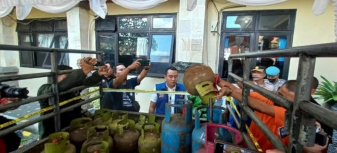 TUNJUKKAN BARANG BUKTI: Polres Badung amankan barang bukti mobil dan tabung gas. Foto: Andre Sulla/Radar Bali