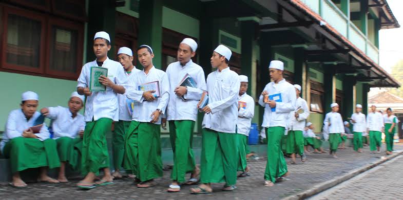 PENDIDIKAN AGAMA: Libatkan anak dalam kunjungan ke pondok pesantren secara bertahap. (sidogiri.net)