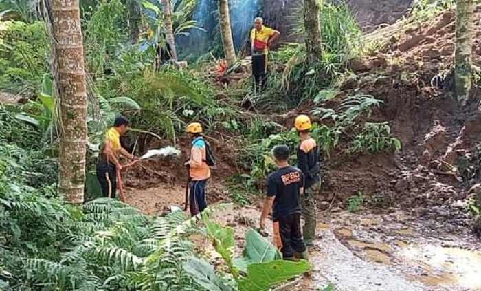 TERKENA LONGSORAN : Kondisi material longsoran tanah akibat talang saluran irigasi Subak Bebaluan di Desa Tua Marga, Tabanan,  yang jebol. (foto:istimewa)