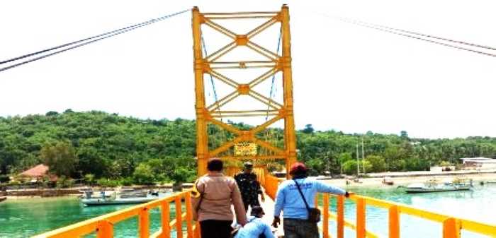 BAKAL PUNYA PENGGANTI : Jembatan Kuning alias Jembatan Cinta yang menghubungkan Pulau Ceningan dan Nusa Lembongan di Nusa Penida ini bakal punya pengganti yang lebih bagus. (foto:dok.radar bali)