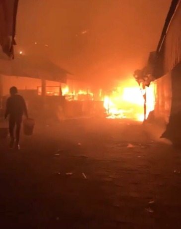 Pasar Semat Sari mengalami musibah kebakaran, Sabtu dini hari.(ist)