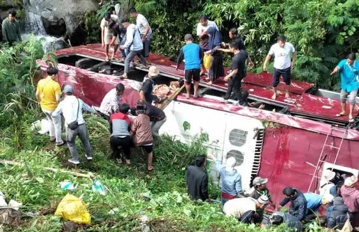 MASIH DISELIDIKI PENYEBABNYA: Bus yang membawa rombongan peziarah dari Tangerang Selatan terjun ke jurang di kawasan objek wisata Guci, Kabupaten Tegal, Minggu (7/5). (Yeri Novel/Radar Slawi)