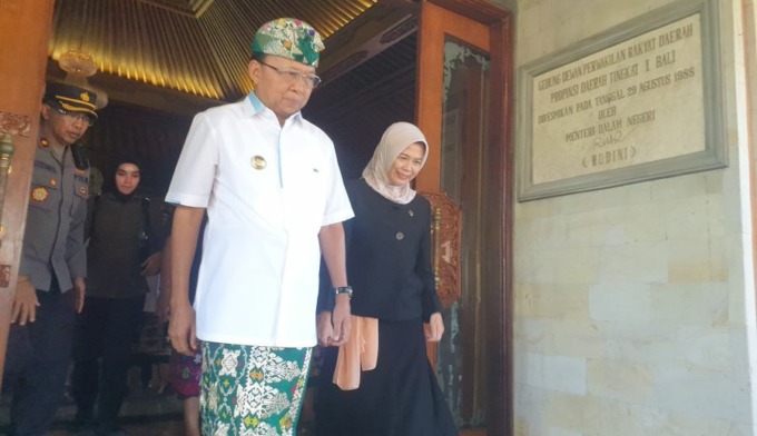 DISOAL: Gubernur Bali Wayan Koster dengan Ketua BPK RI Isma Yatun, usai sidang paripurna di DPRD Bali. Foto: Ni Kadek Novi Febriani/Radar Bali