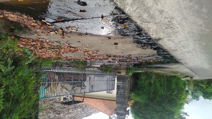 TEBAR BAU BUSUK: Limbah dari TPA Peh menimbulkan bau busuk meluber ke jalan umum. FOTO: M. BASIR/RADAR BALI